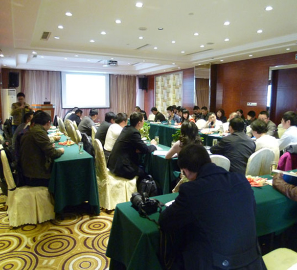 四川省勘察設(shè)計(jì)協(xié)會(huì)抗震防災(zāi)分會(huì)2013年年會(huì)召開 我公司佟建國(guó)總工程師在會(huì)上做專...